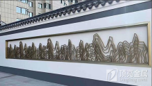 小區(qū)外圍墻上安裝不銹鋼異形件，增加靈動(dòng)藝術(shù)效果